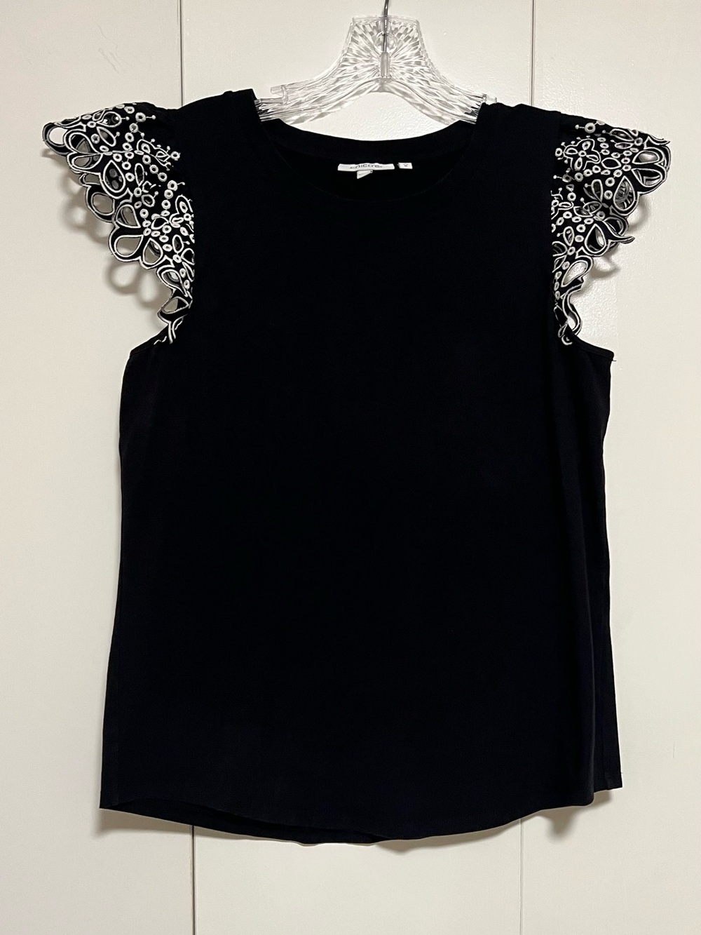 Chicoโs Size 1 US M Womenโs Black Flutter Eyelet White Sleeve Shirt Casual Top
